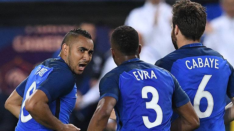 这是法国队和罗马尼亚队在欧洲杯小组赛阶段的第3次相遇